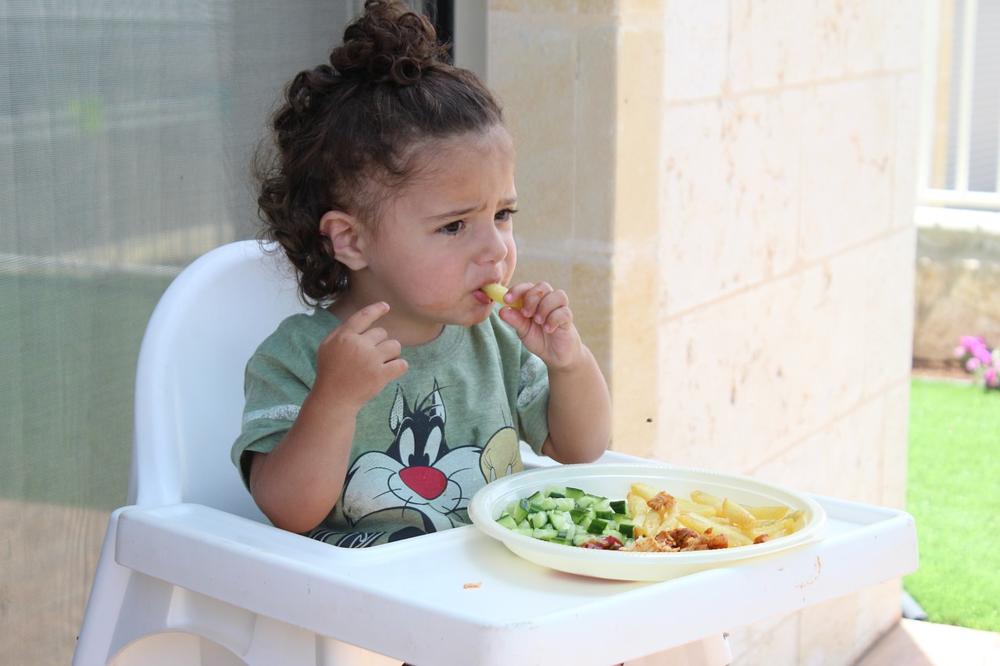 una bambina mangia la sua pappa